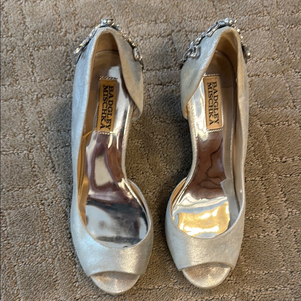 Badgley Mischka Women's Silver Peep-Toe Heels